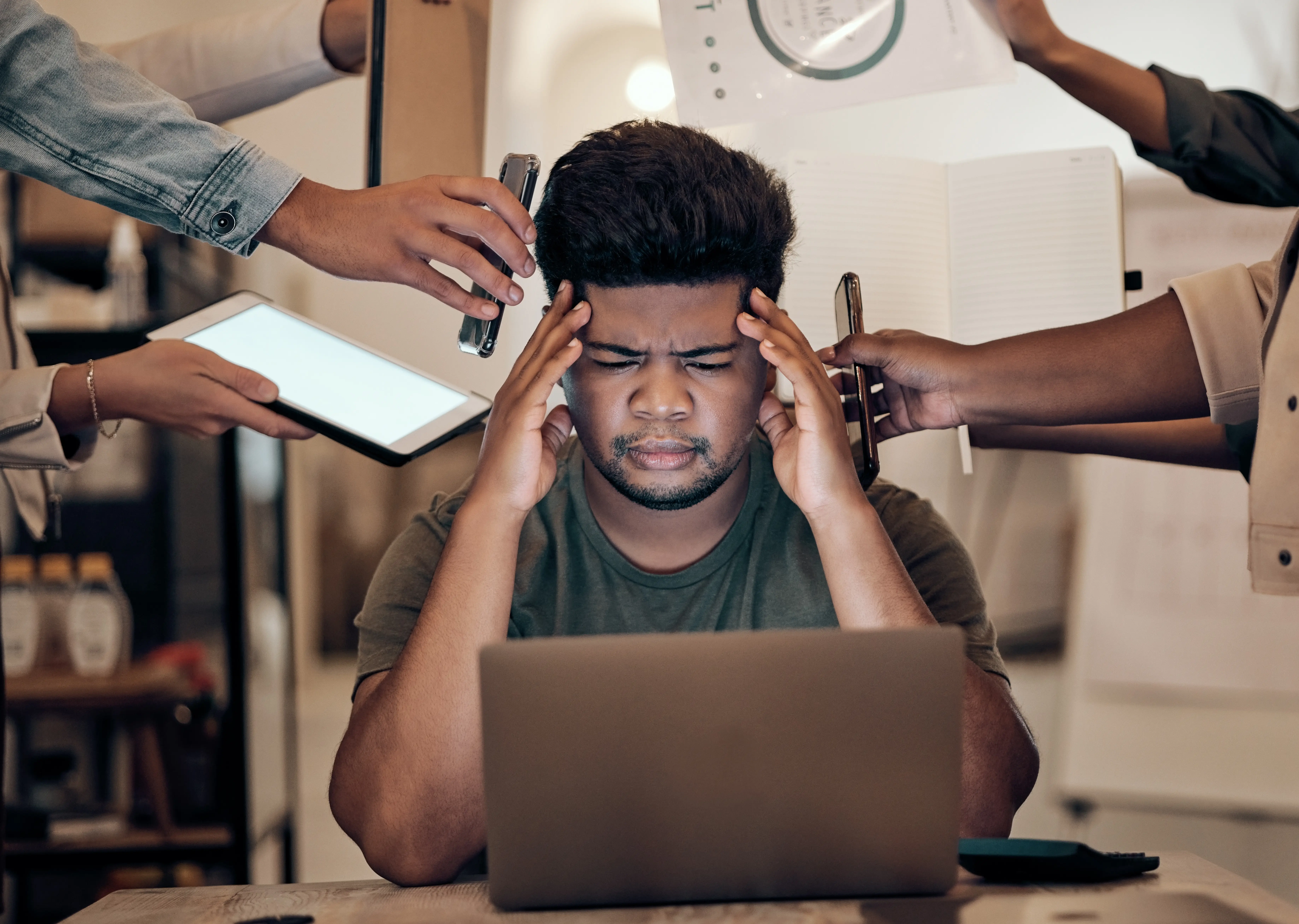 Entrepreneur stressé devant son ordinateur